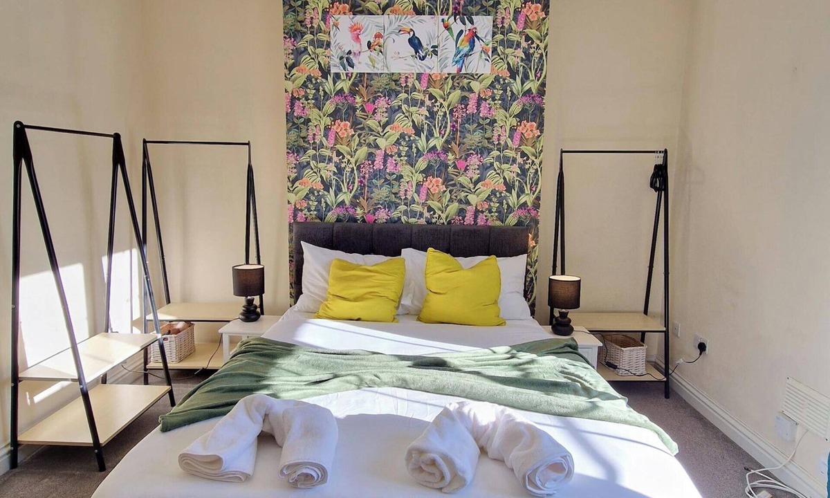 Coventry Apartment | Apt - Sleeps 5/6 - Parking - Train Station Close