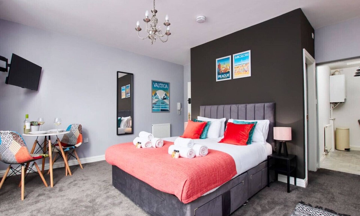 Castle Donington Apartment | Apt w/Gym & Pool Access; Full Kitchen, Fast WiFi