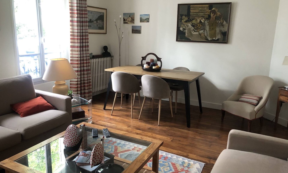 Neuilly-sur-Seine Apartment | Apt with terrace Near Paris
