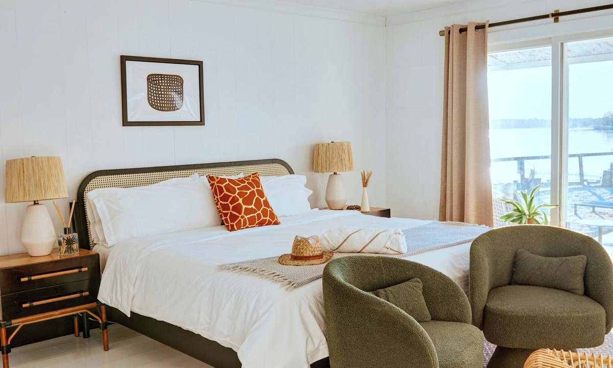 Aquebogue Hotel | Aqua by American Beech - Deluxe King