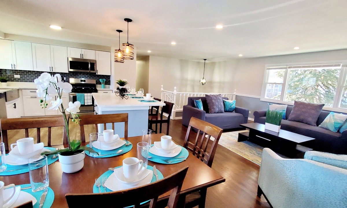 Fox Valley House | Aqua House - Stylish Modern Home Yard & Deck Schaumburg O'Hare