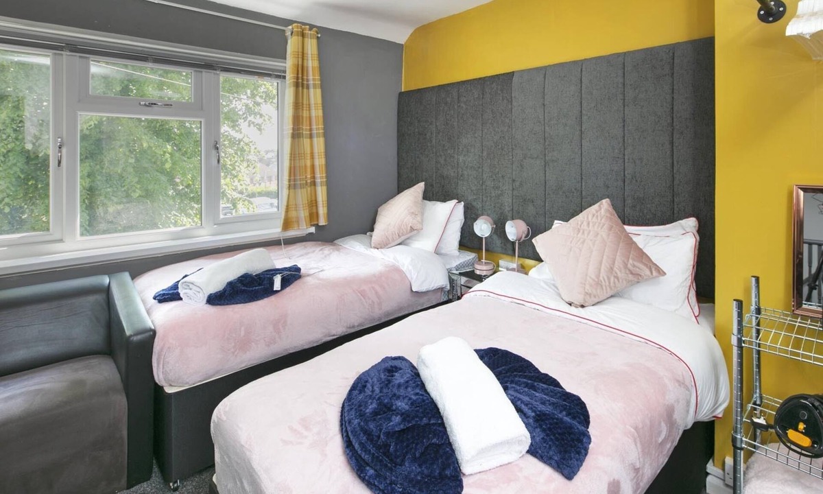 Smethwick House | Aquatics Centre | 3 Bedrooms | Parking