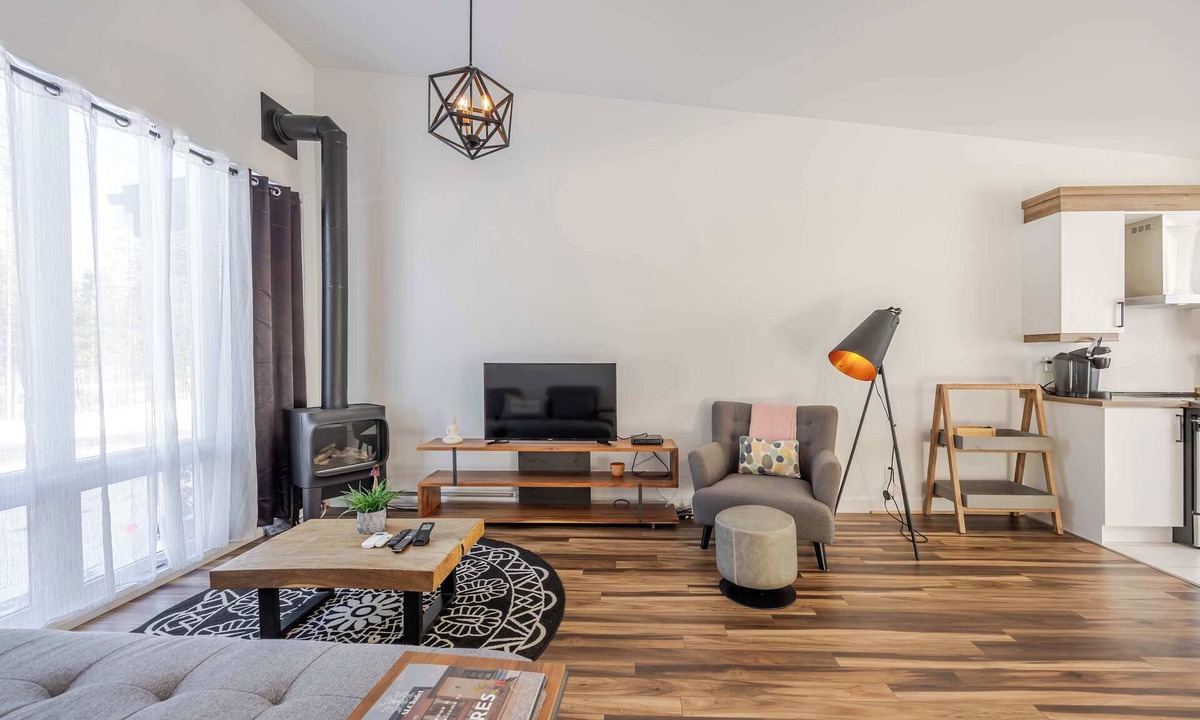 Pont-Rouge Ski Chalet | Arès | Family Retreat | Pool & Spa