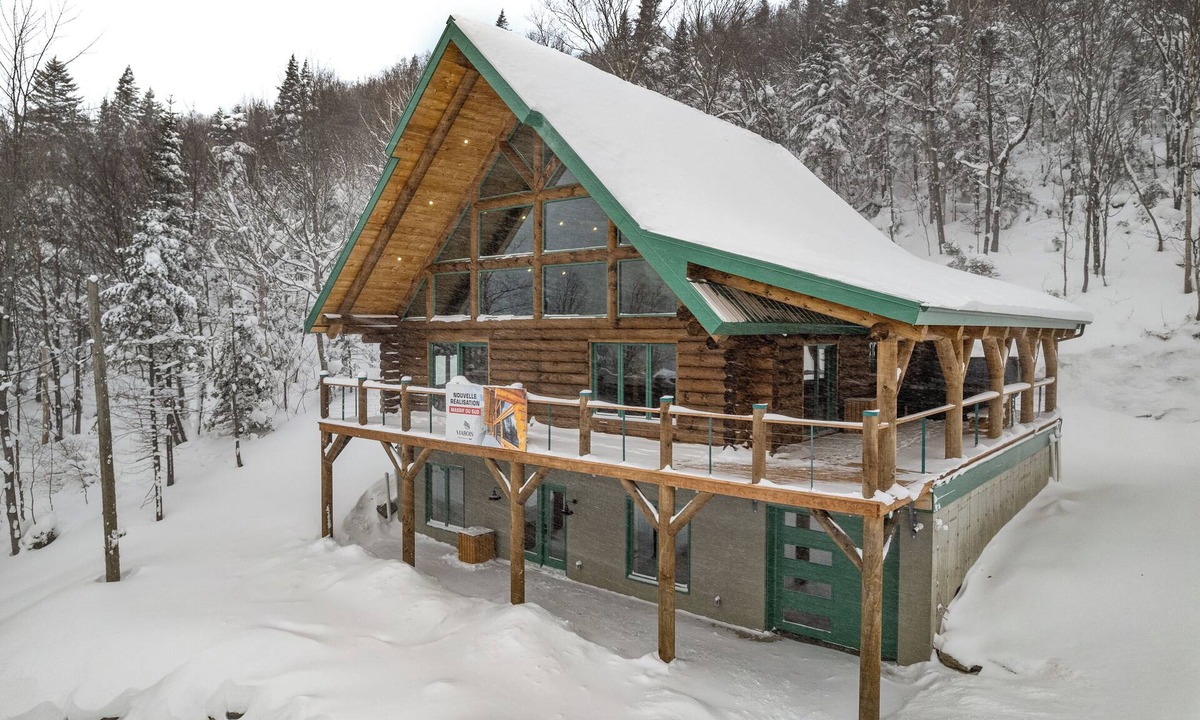 Notre-Dame-Auxiliatrice-de-Buckland Ski Chalet | Arborum North Forest | Logs, spa, ski, pool table and slope views