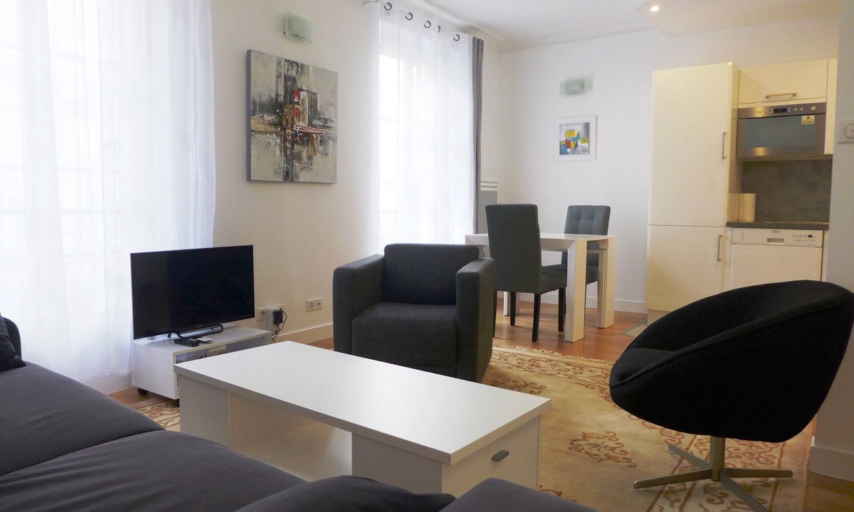 Ternes Apartment | Arc de Triomphe next door - Bright apt w/elevator - Sleeps 4 - PONC-V-A-P
