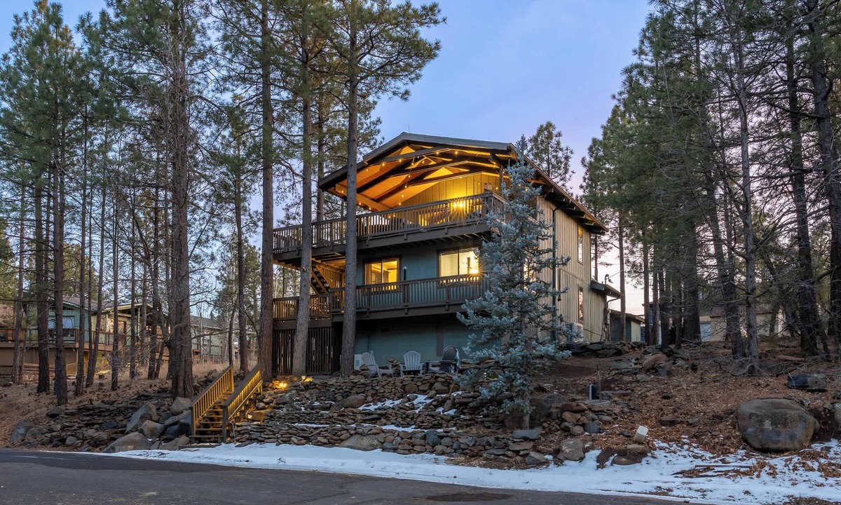 Munds Park House | Arcade Cabin with Forest Views & Hot Tub