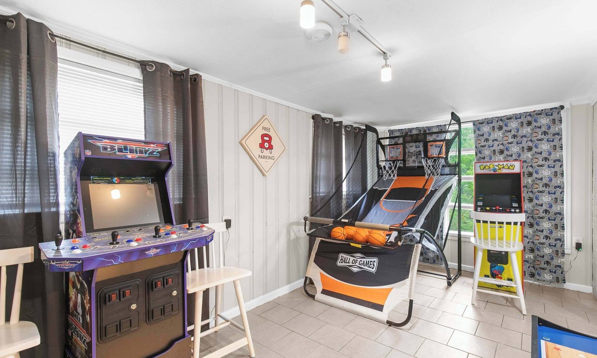 Center Point House | Arcade | Games, Long Stays & Large Groups Welcomed!