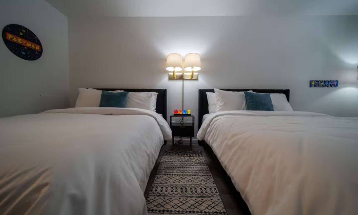Eureka Springs Historic District Hotel | Arcade room, #3 at Glory Dayz!