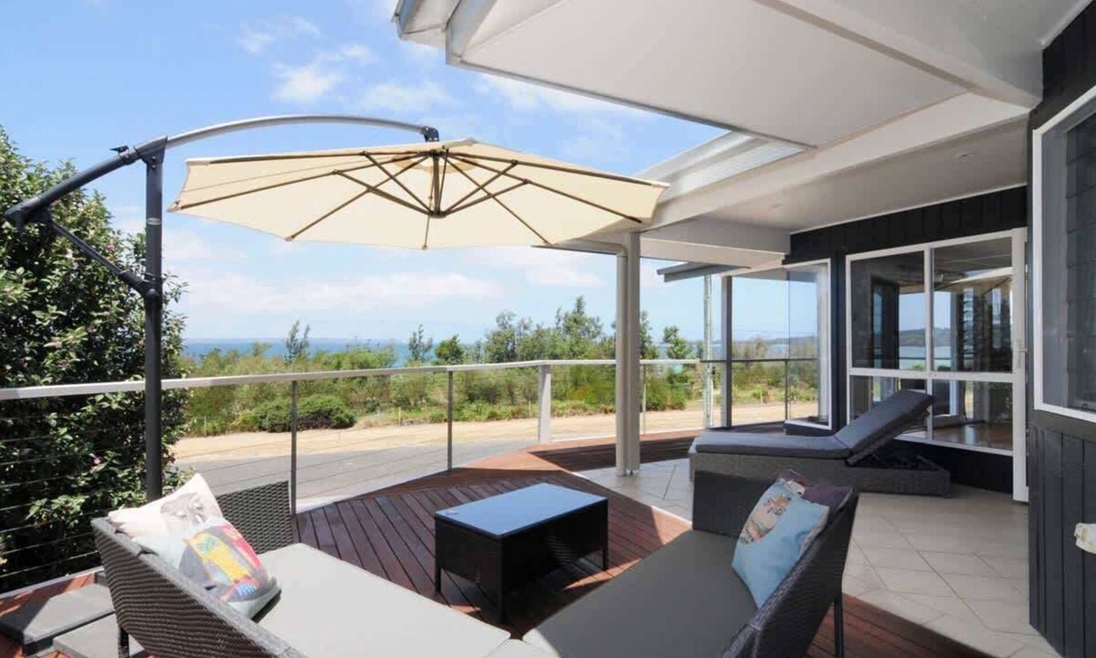 Vincentia House | Arcadia - large 5BR beach home & optional studio