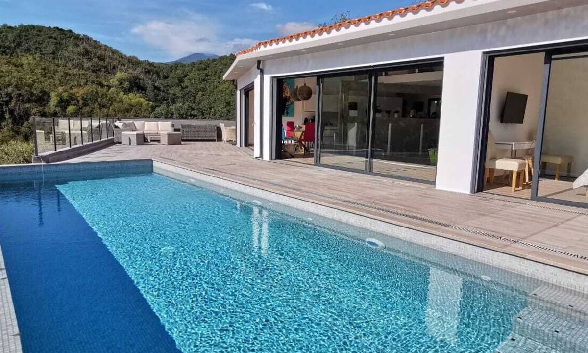 Arles-sur-Tech Villa | Architect-designed villa, heated infinity pool, stunning view, WLAN