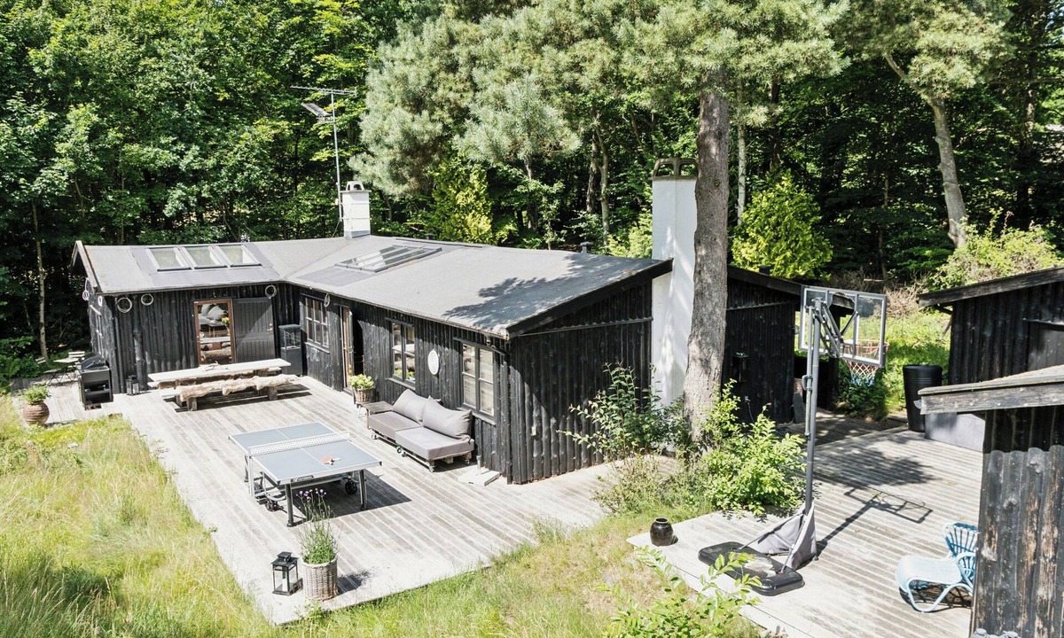 Tisvildeleje House | Architect designed with two wings by Tisvilde Hegn