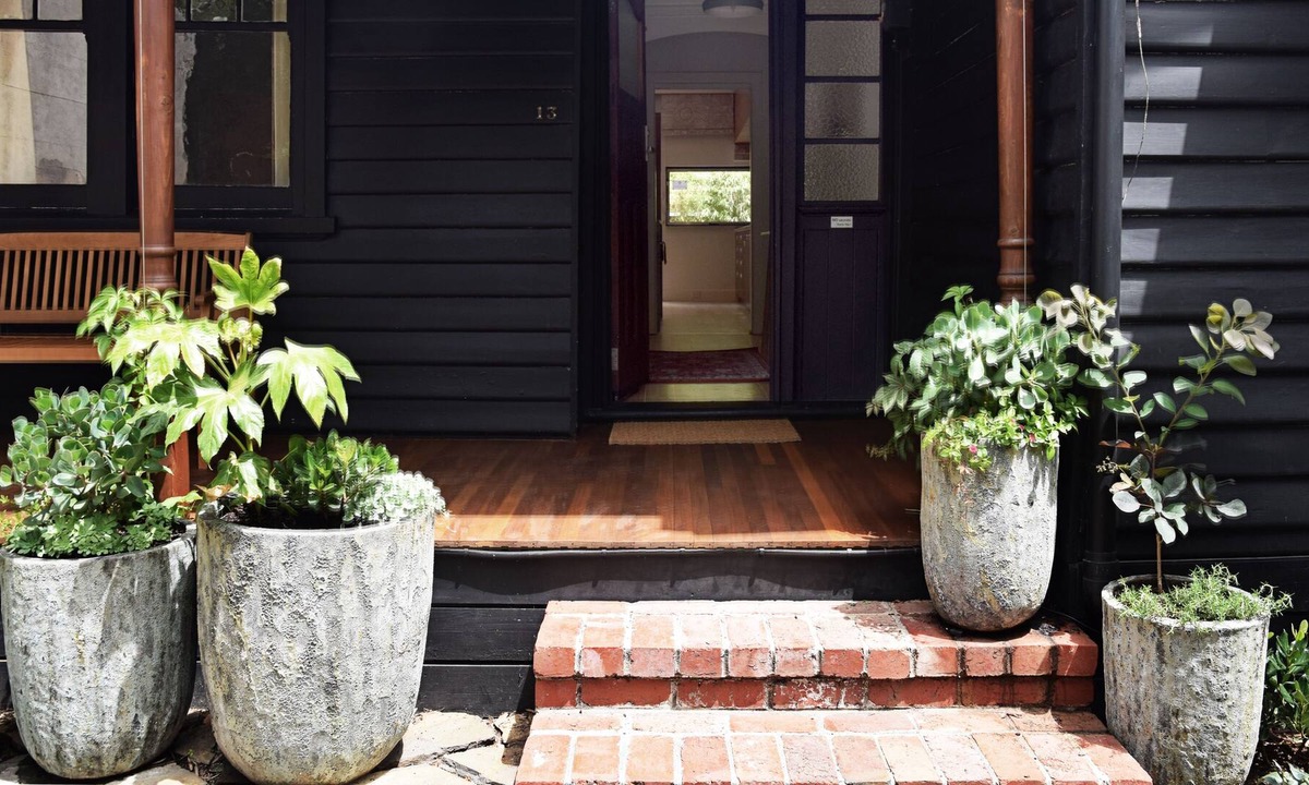 Abbotsford Villa | Architect designed 3 bedrm, 2 bathrm, BBQ & garden