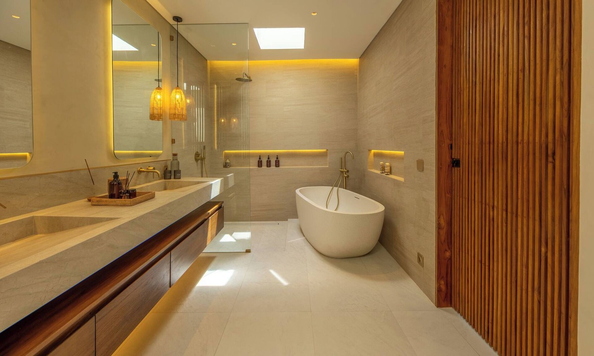 Umalas Villa | Architect Designed 6BR Tropical villa with huge curve pool