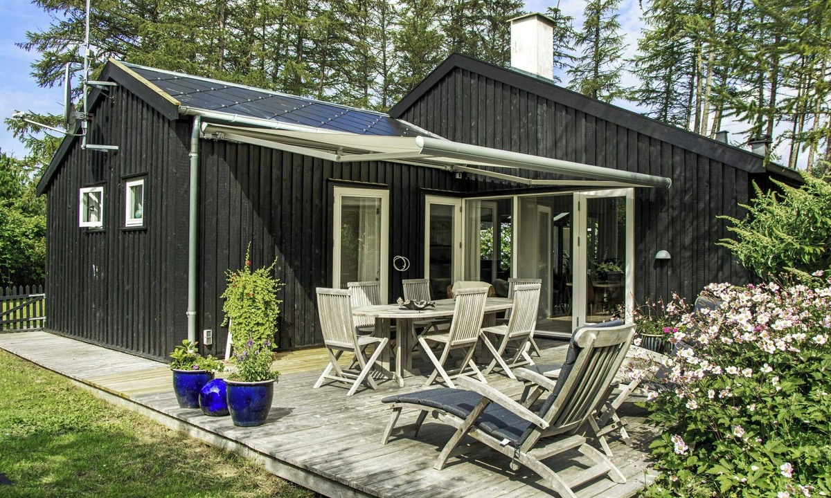 Udsholt House | Architect-designed holiday home by forest