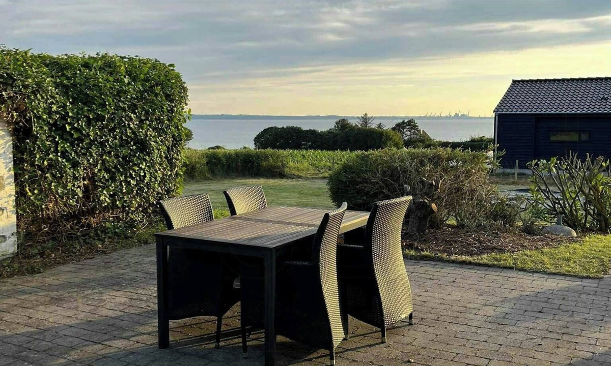 Skødshoved Strand House | Architect-designed house overlooking Aarhus Bay