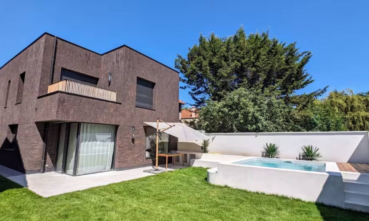 Montreuil Villa | Architect-designed Provencal house between Paris and Disney