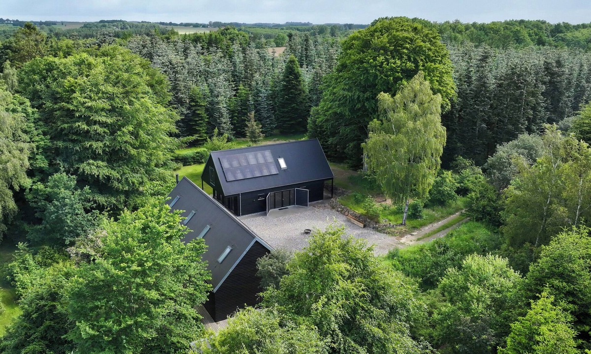 Give House | Architect-designed retreat in private woods