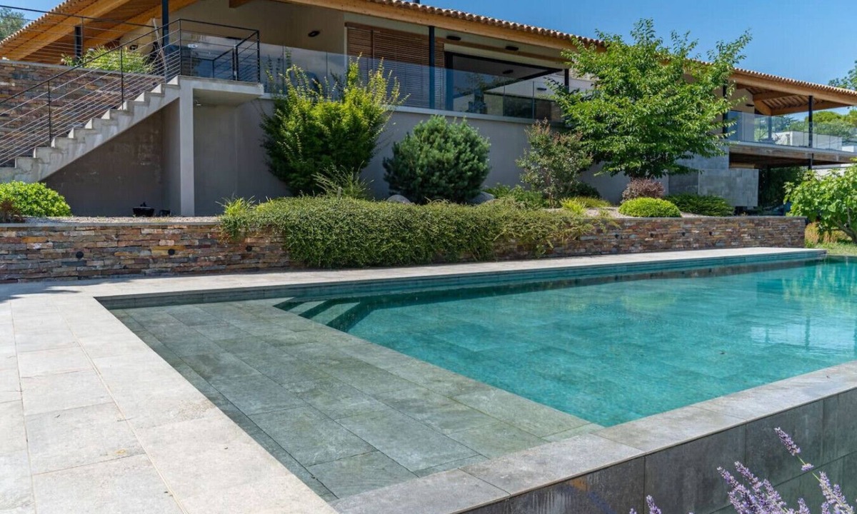 Saint-Gely-du-Fesc Villa | Architect Villa with Infinity Pool and Hillside Views near Montpellier