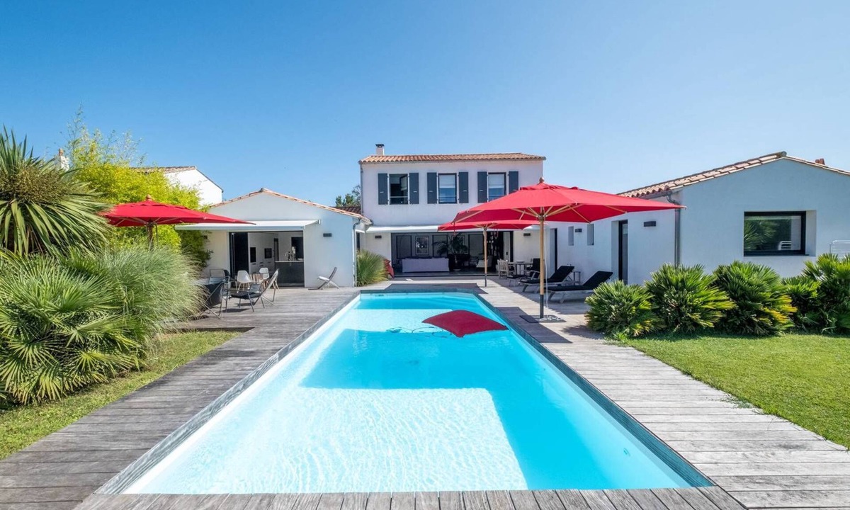 Les Portes-en-Re House | Architect villa with heated pool ideally located