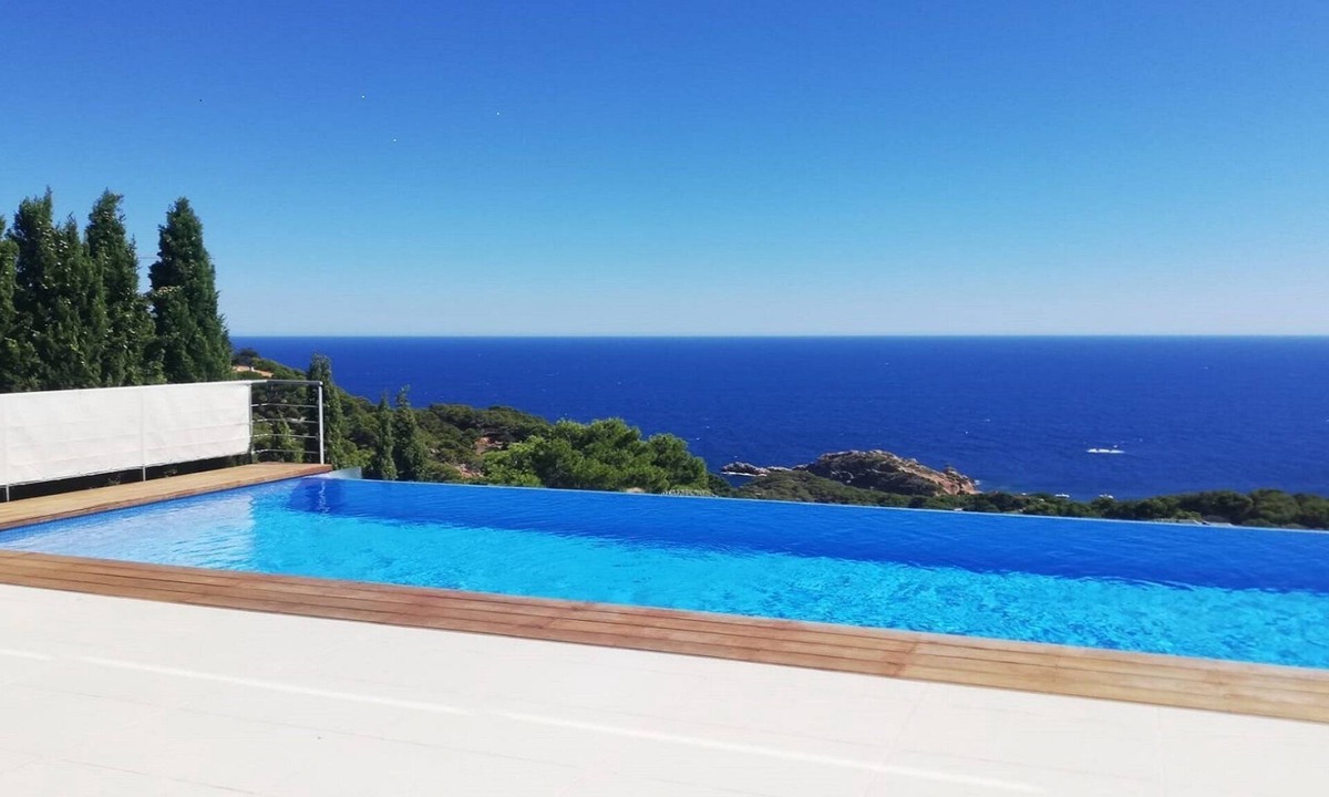 Tamariu Villa | Architect- villa, heated infinity pool, stunning 360° sea/mountain view, WIFI