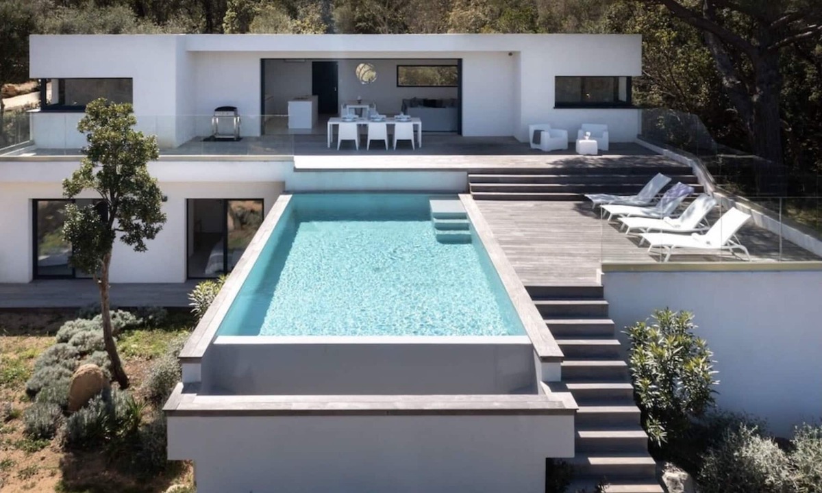 Cirendinu House | Architect villa with open sea view