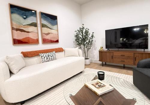 Govalle House | Architectural East Austin Home with Pool & Casita