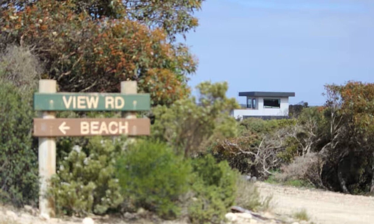 Newland House | Architecturally designed - off grid adventure & close to beach, awesome views