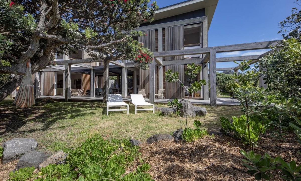 Piha House | Architecturally designed beach front house
