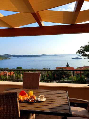 Plat Apartment | Ardura shimmering on the sea