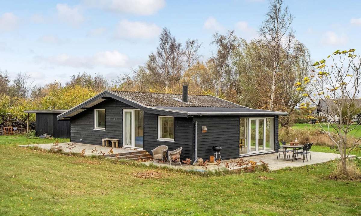 Mern House | Are you dreaming of an idyllic vacation close to water and nature? Then this bright vacation home wi