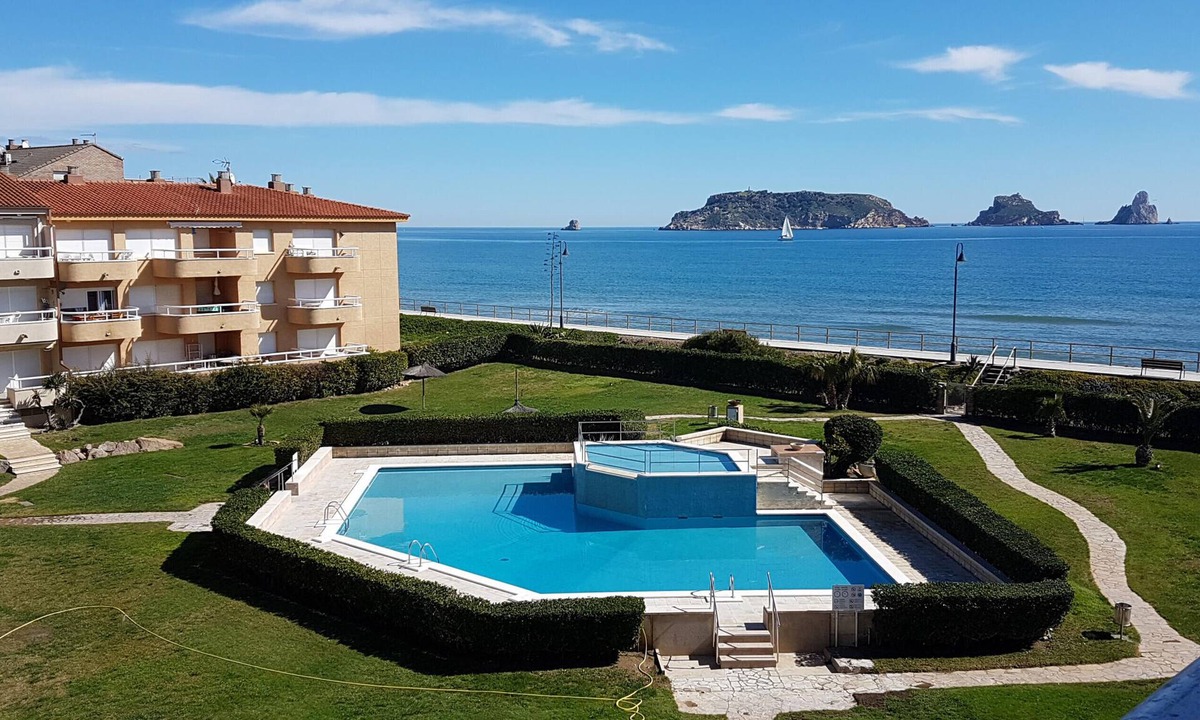 Els Griells Apartment | Argonavis 326 Apartment to rent in L'Estartit Costa Brava with front view to the sea