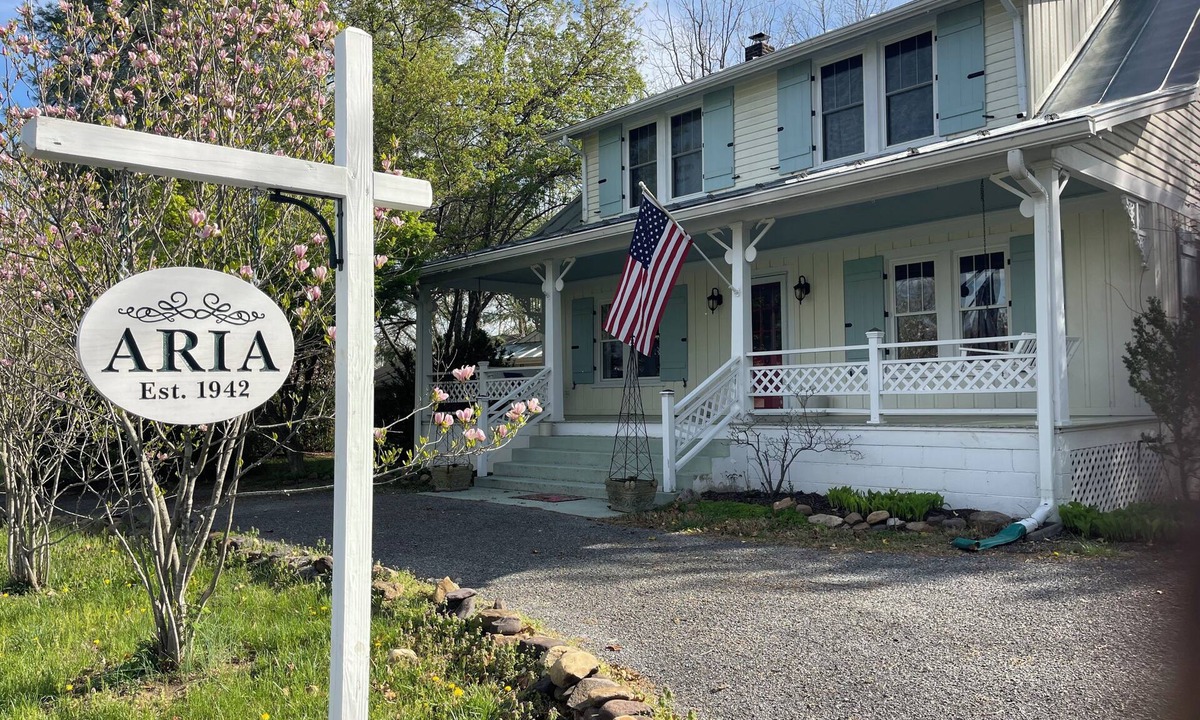 Rockbridge Baths House | ARIA ON THE RIVER - waterfront house with summer cottage