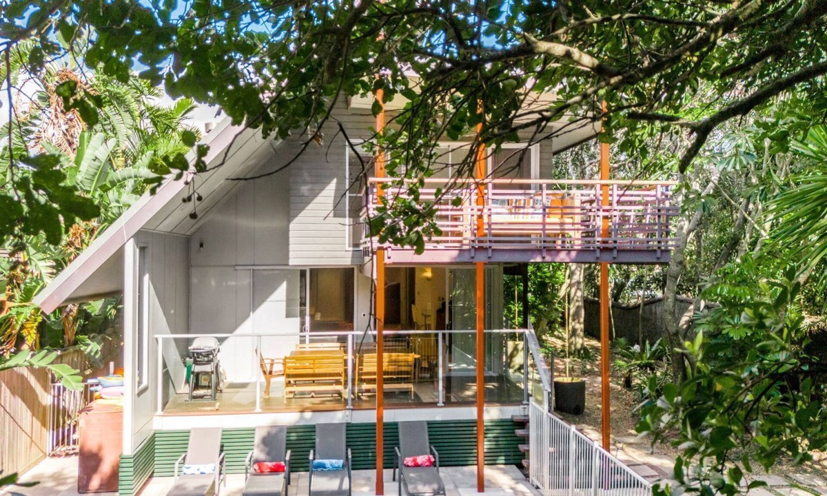 Suffolk Park House | Ariels on the Beach - 4 BR beachfront home w. pool