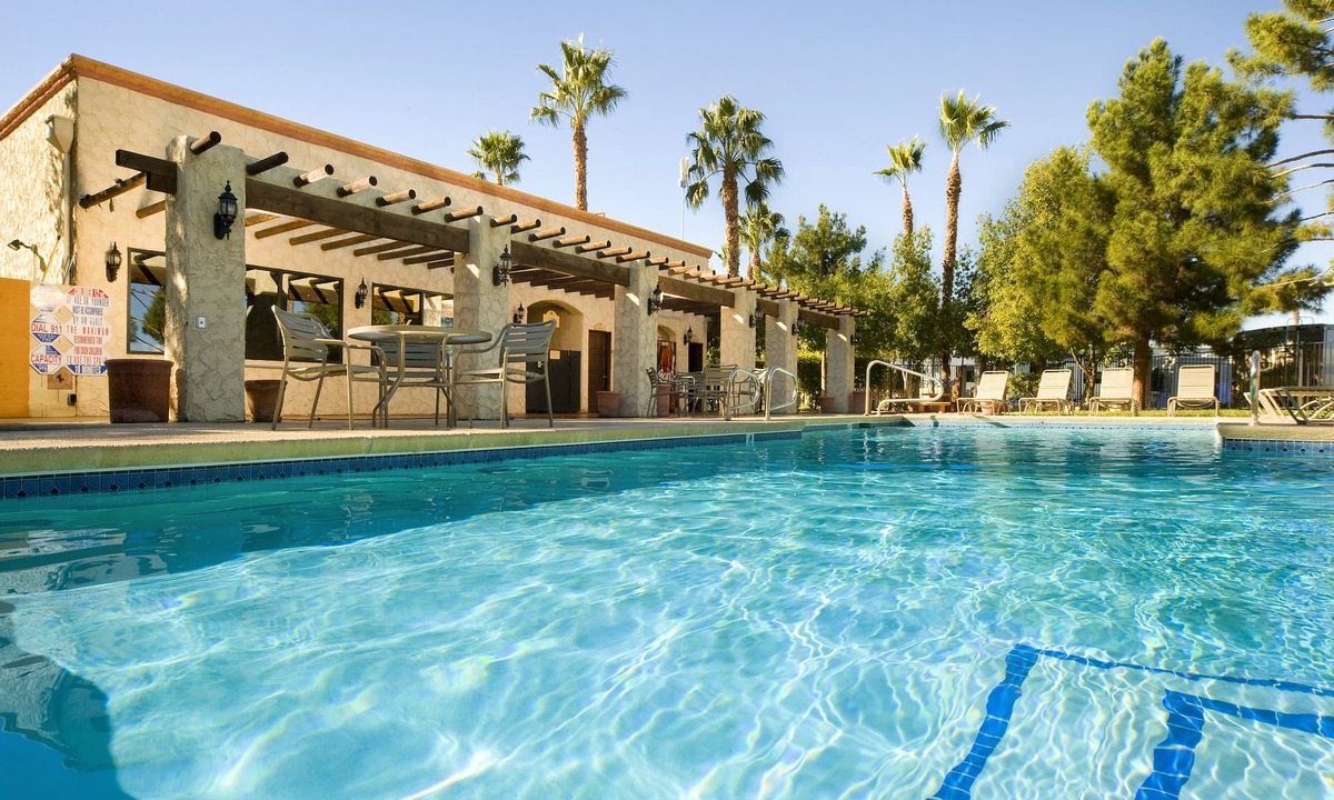 Paradise Hotel | Arizona Charlie's Boulder