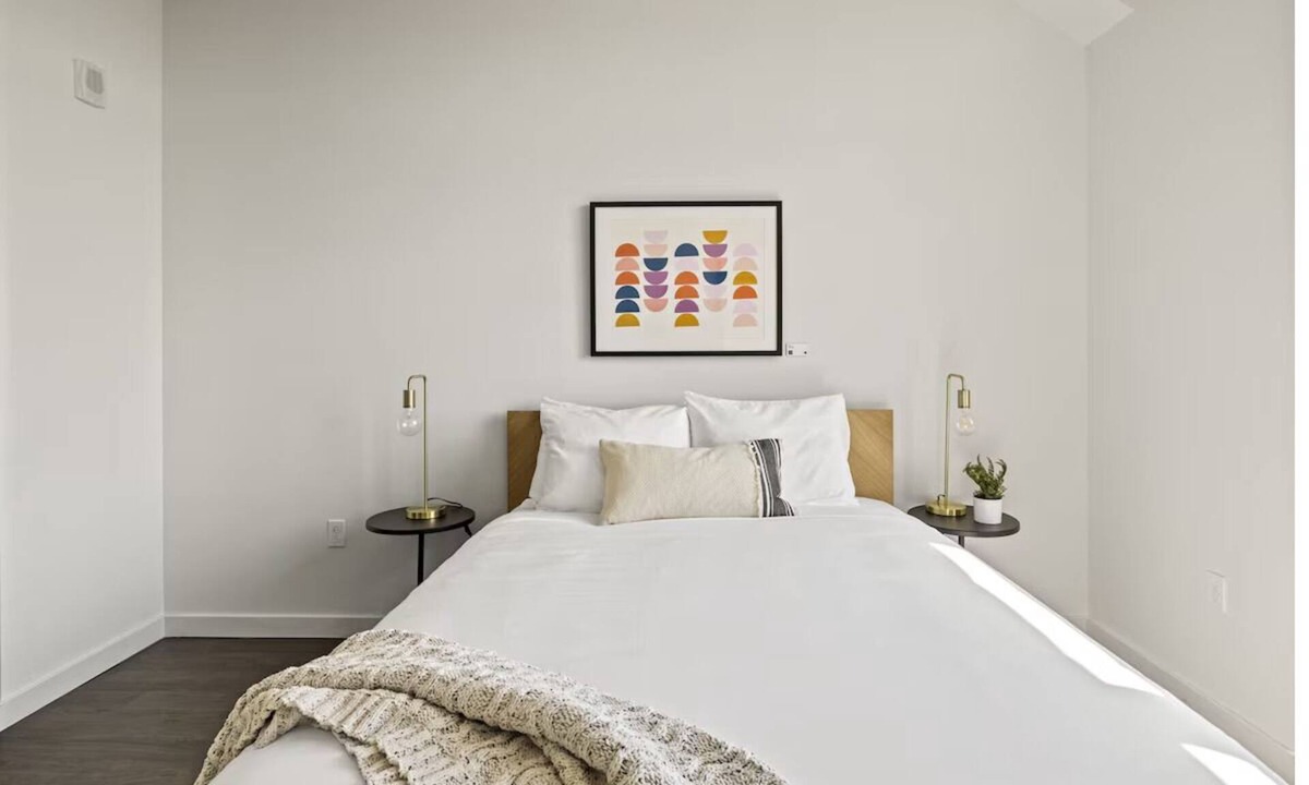 Bluemont Hotel | Arlington Pet-Friendly Stay | Rooftop Deck Access | Walk to Parks & Dining