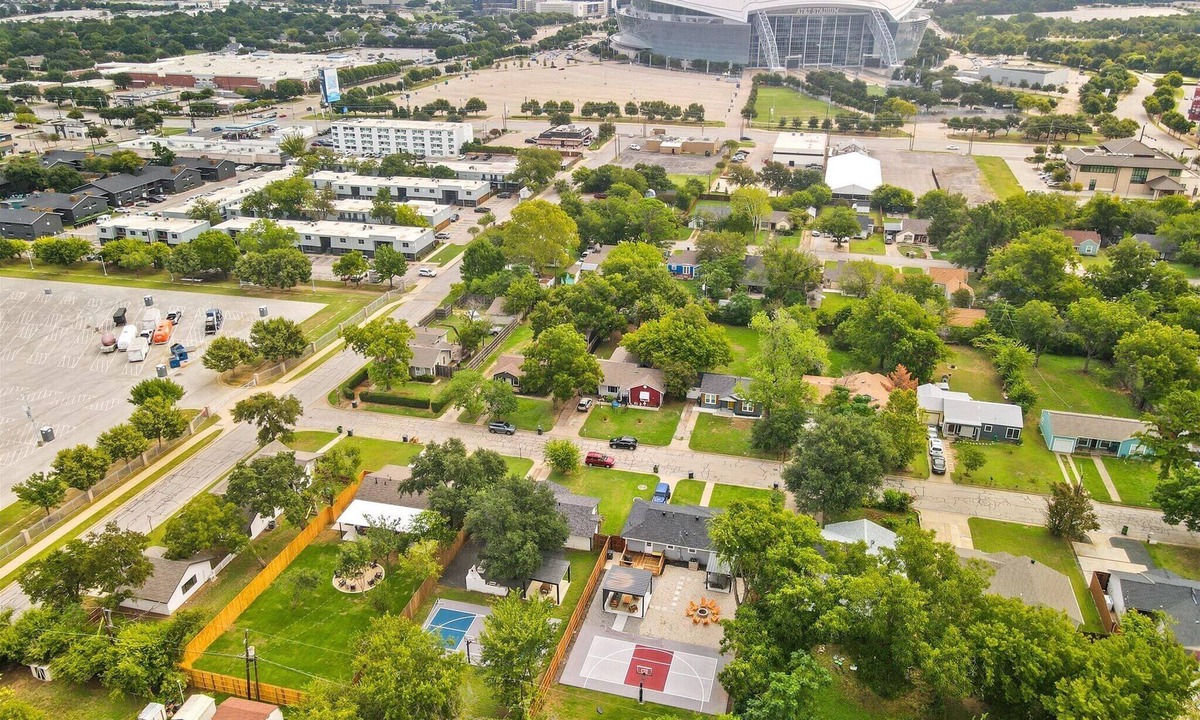 Central Arlington House | Arlington Retreat: Walk to AT&TStadium + GlobeLife