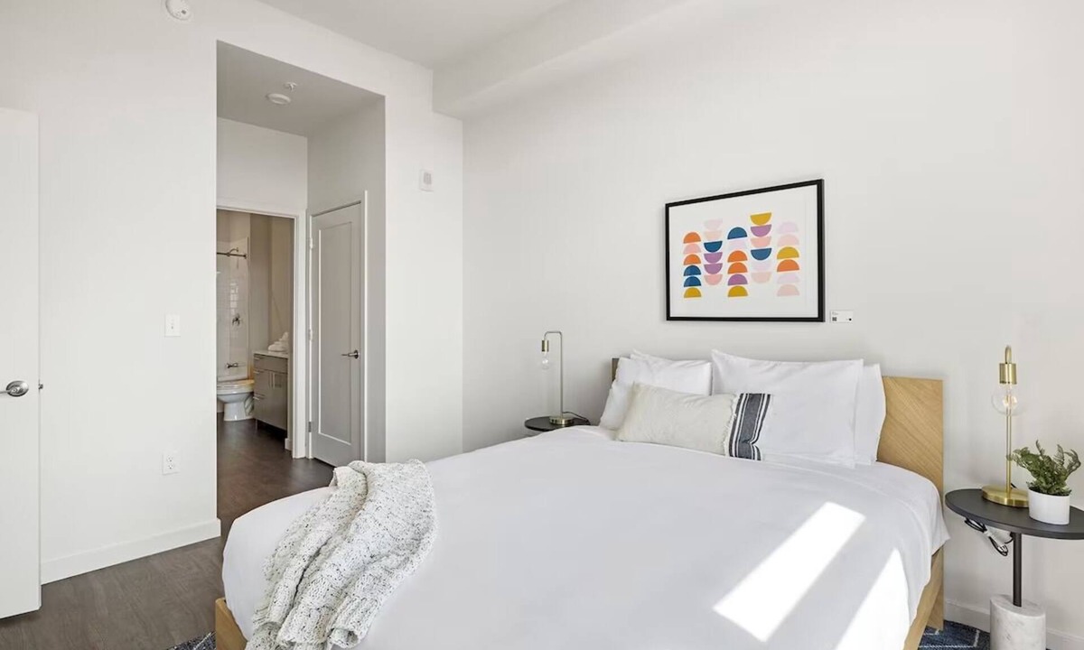 Bluemont Hotel | Arlington Stay | Rooftop Deck & Kitchen | Steps to Ballston Metro & Dining