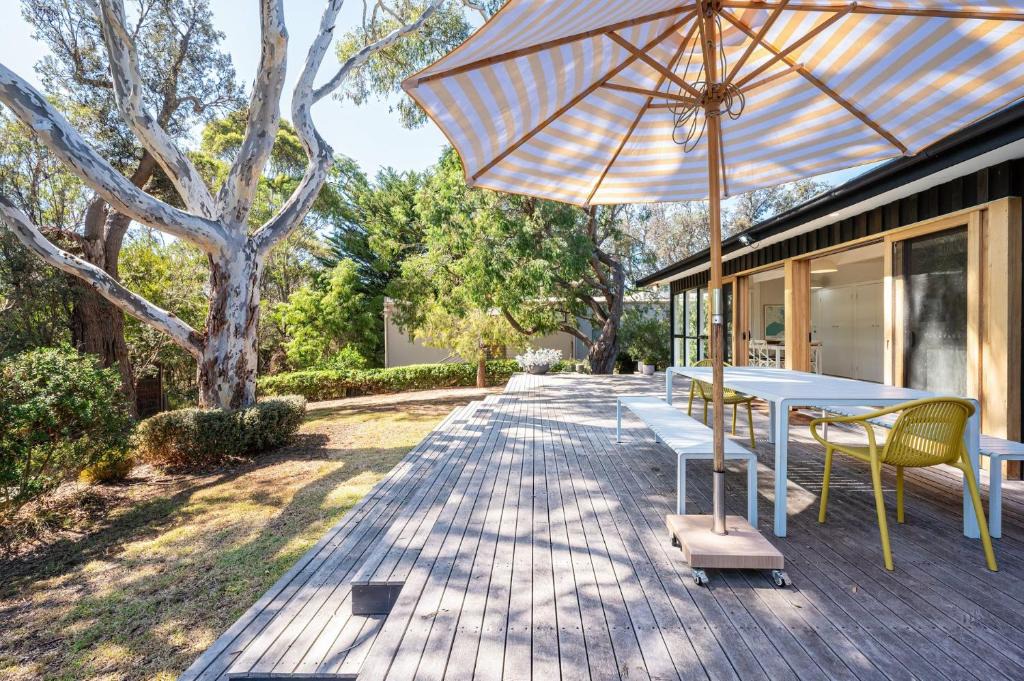 Somers House | Arlo Beach House - Beachside, Pet Friendly, Fireplace