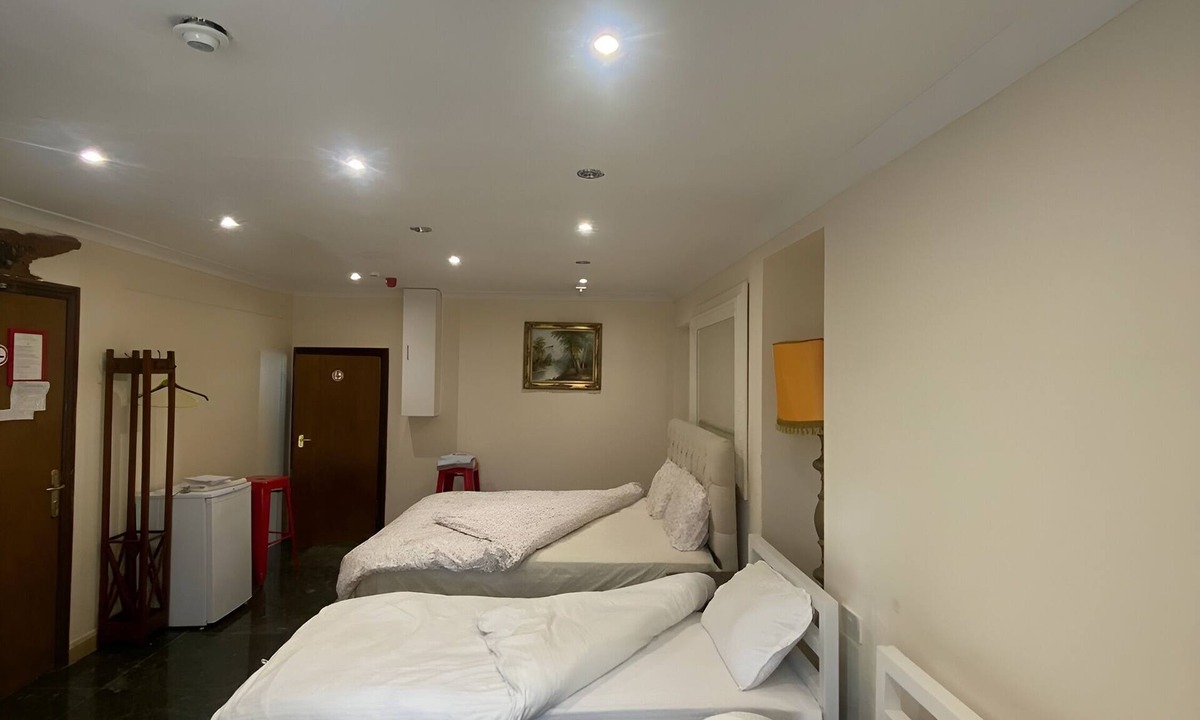 Ealing Common House | Aron Guest House