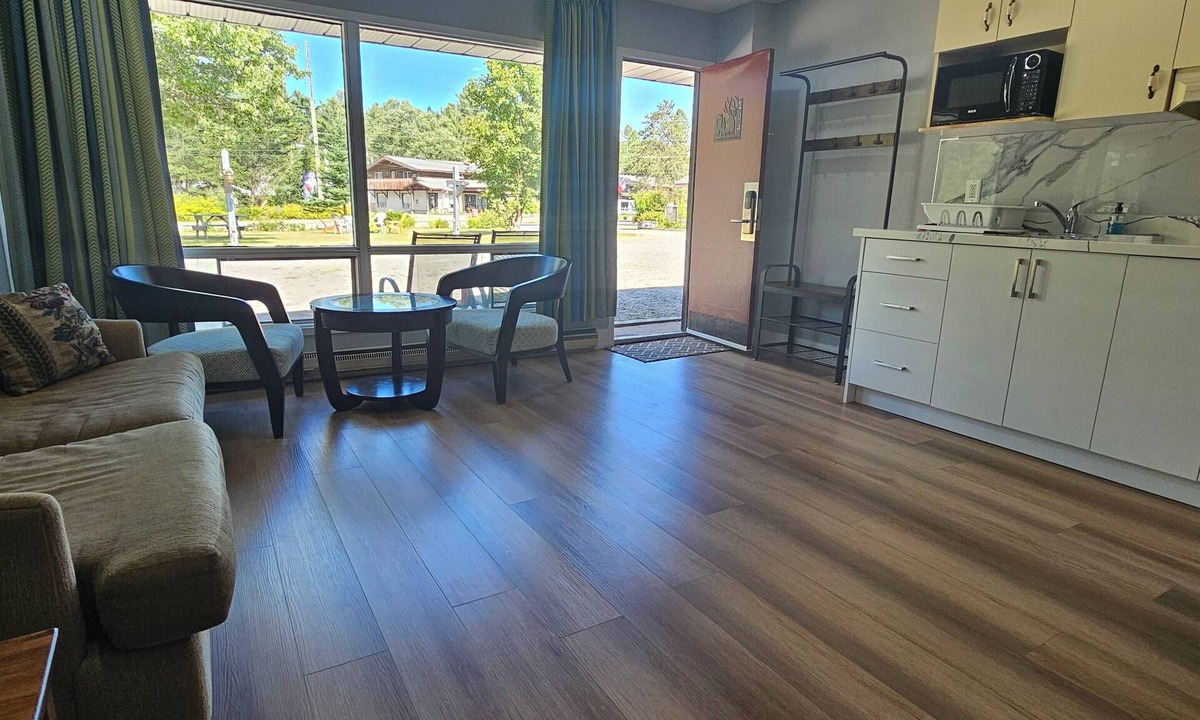 Huntsville Hotel | Arrowhead Inn by Baaman's
