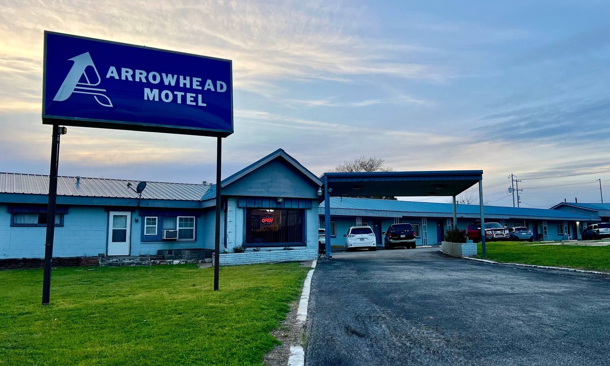 Burnet Hotel | Arrowhead Motel