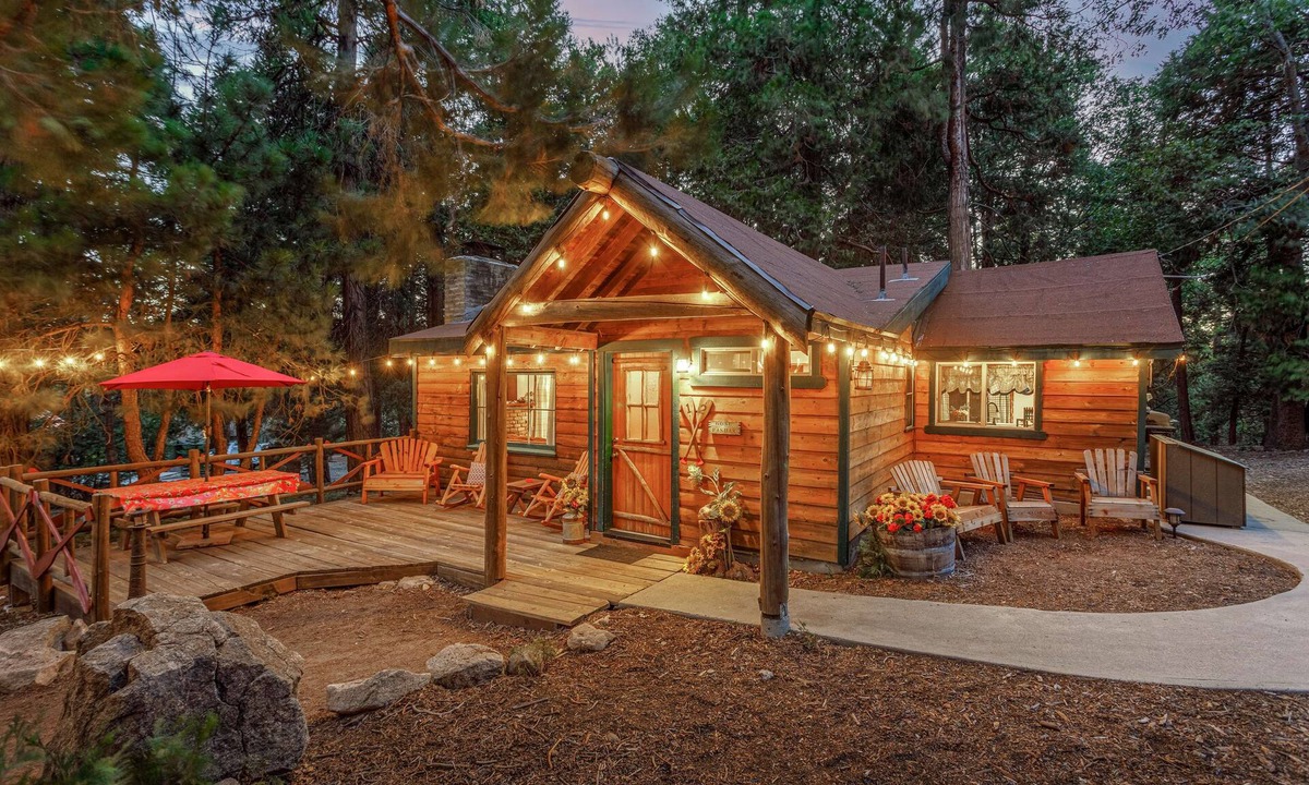 Twin Peaks Hotel | Arrowhead Pine Rose Cabins