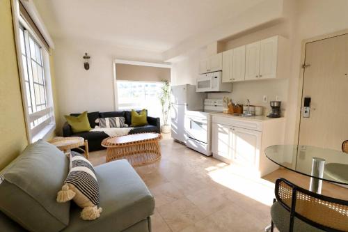 South Pointe Apartment | Art Deco 1 Bedroom Apartment Steps to Beach in South of Fifth Neighborhood