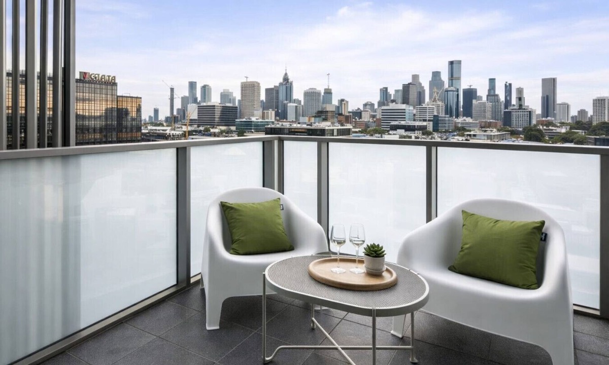 Collingwood Apartment | Art Deco Apt with Skyline Views