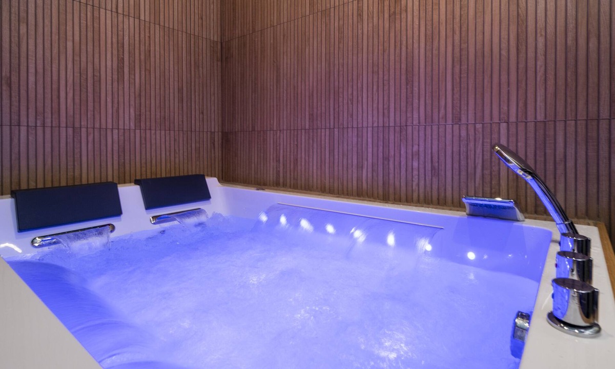 Hincmar Apartment | Art Deco Champagne & Spa