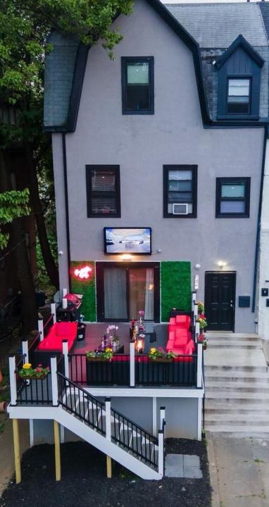 West Philadelphia Hotel | Art Deco Graffiti Suite