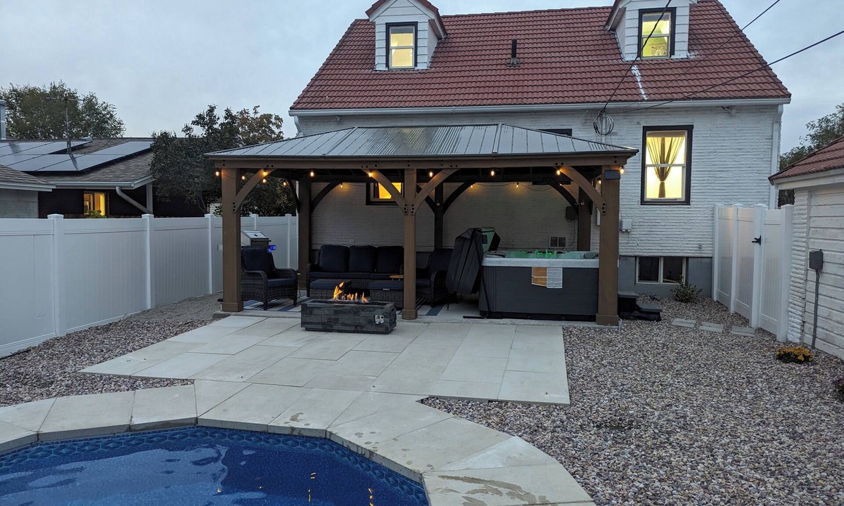 South Salt Lake House | Art Deco Oasis: Pool, Hot Tub, 5 BDR, 3 BTH, 2 King Beds, Arcade, BBQ, 4 TV's