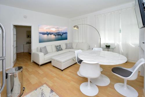 Flamingo/Lummus Apartment | Art Deco Washingthon Apartment