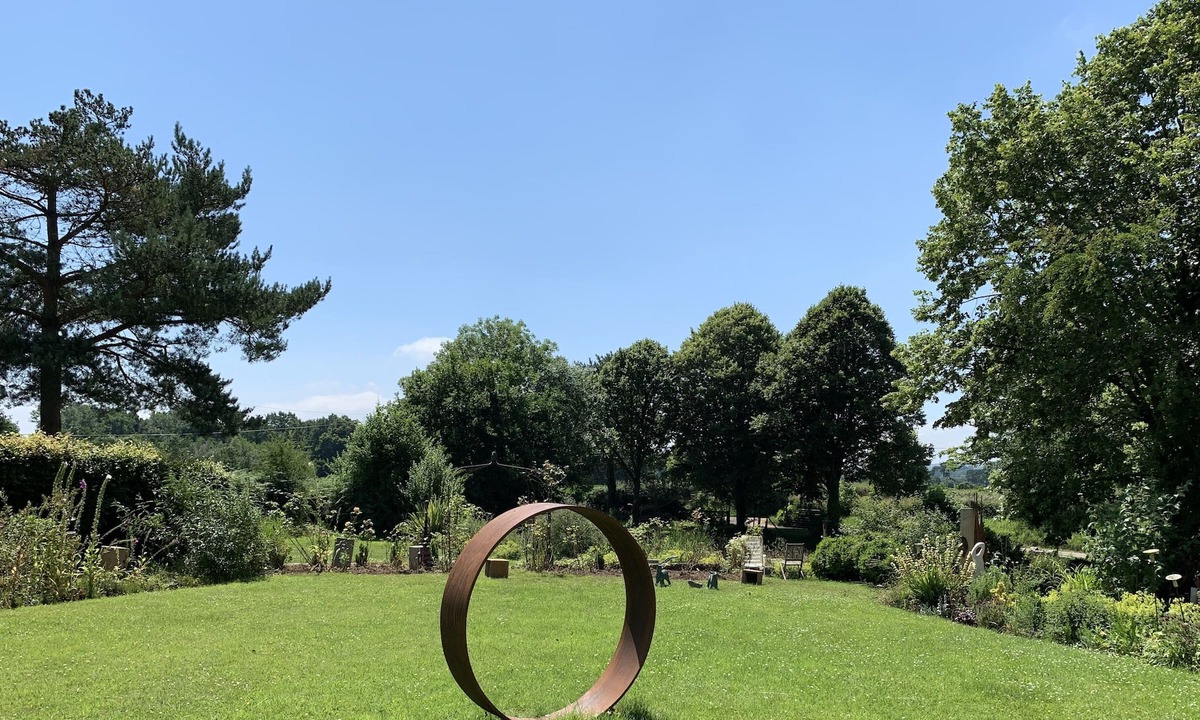 Llanvair Kilgeddin Bed & Breakfast | Art House B&B