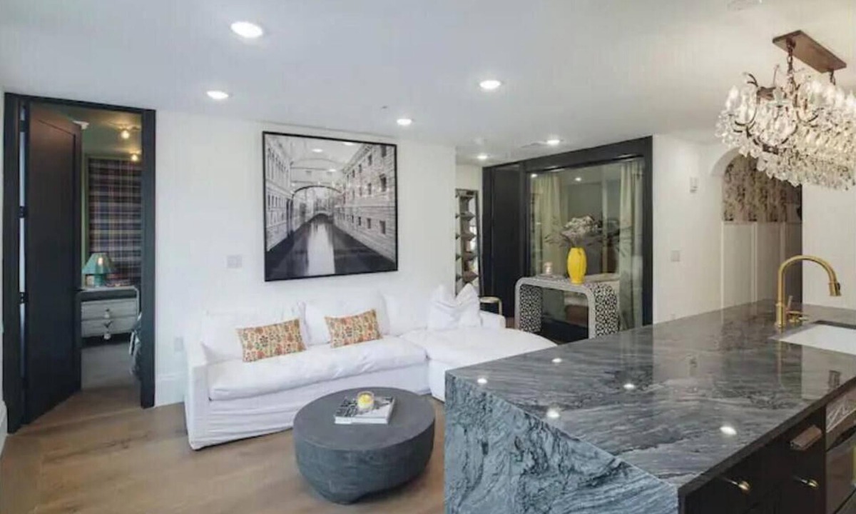 Spring Garden Apartment | Art Museum Luxury Two-Bedroom